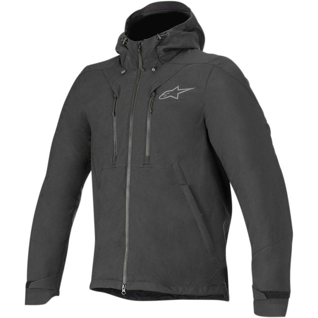 Alpinestars Domino Tech Jacket, chaqueta de moto urbana, negra, con capucha fija con cordones, cremallera frontal central, dos cremalleras verticales en el pecho y correas ajustables en los puños, sutil logo Astar gris en el pecho izquierdo, diseño técnico de softshell para conducción en carretera