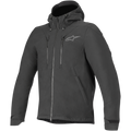 Alpinestars Domino Tech Jacket, chaqueta de moto urbana, negra, con capucha fija con cordones, cremallera frontal central, dos cremalleras verticales en el pecho y correas ajustables en los puños, sutil logo Astar gris en el pecho izquierdo, diseño técnico de softshell para conducción en carretera