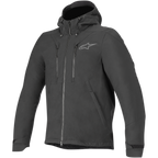 Alpinestars Domino Tech Jacket, chaqueta de moto urbana, negra, con capucha fija con cordones, cremallera frontal central, dos cremalleras verticales en el pecho y correas ajustables en los puños, sutil logo Astar gris en el pecho izquierdo, diseño técnico de softshell para conducción en carretera