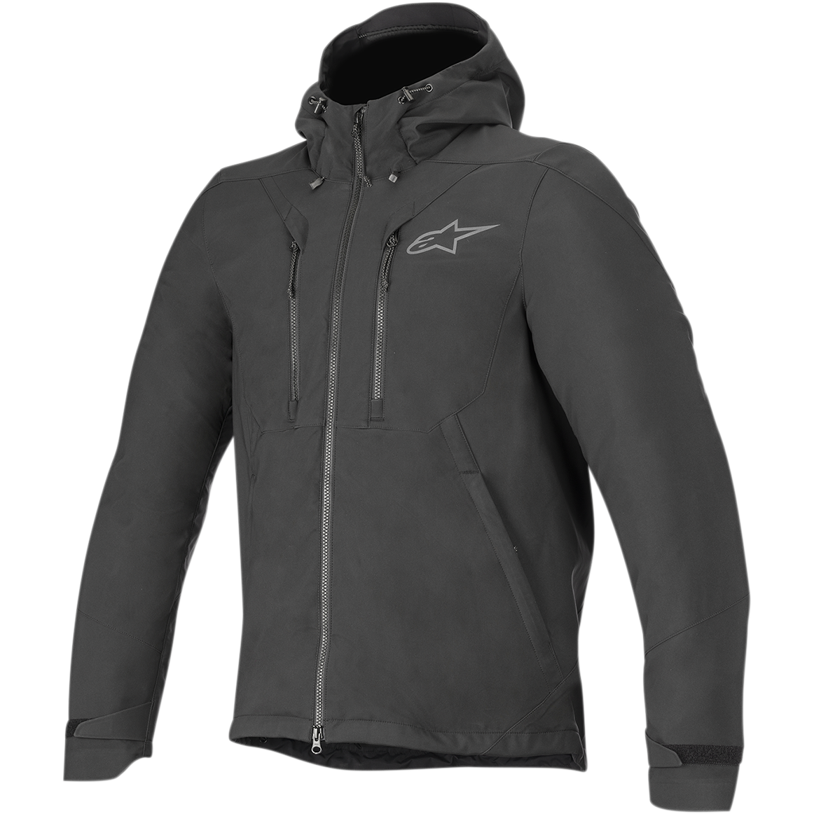 Alpinestars Domino Tech Jacket, chaqueta de moto urbana, negra, con capucha fija con cordones, cremallera frontal central, dos cremalleras verticales en el pecho y correas ajustables en los puños, sutil logo Astar gris en el pecho izquierdo, diseño técnico de softshell para conducción en carretera