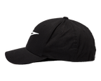 Gorra Alpinestars Ageless Curve, gorra de béisbol con visera curva, negra con logotipo blanco bordado en 3D, vista de perfil lateral, tejido de sarga, estilo deportivo casual