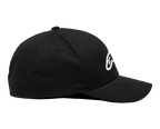 Gorra Alpinestars Ageless Curve, negra y blanca, perfil lateral que muestra la visera curva y el logotipo bordado en 3D en blanco, ropa deportiva casual