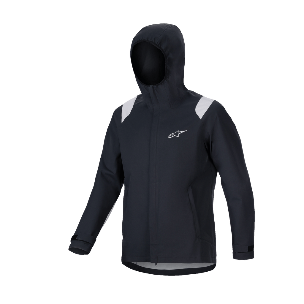 Alpinestars A-Dura Rain Jacket, chaqueta de lluvia para MTB, negra con paneles grises en los hombros, logotipo Astars blanco en el pecho, diseño impermeable con capucha y membrana de 2.5 capas, equipamiento técnico funcional para ciclismo de montaña