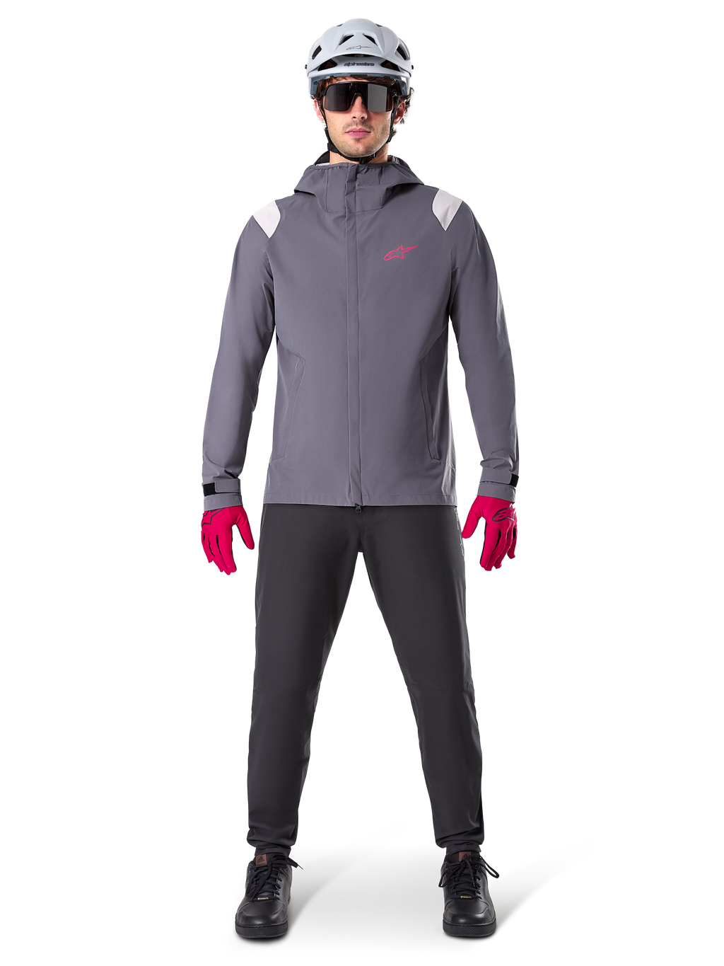 Alpinestars A-Dura Rain Jacket, chaqueta de ciclismo de montaña, gris titanio oscuro con logotipo rosa, combinada con casco de MTB gris y guantes rosa intenso, diseño de membrana protectora de 2,5 capas para ciclismo en climas húmedos