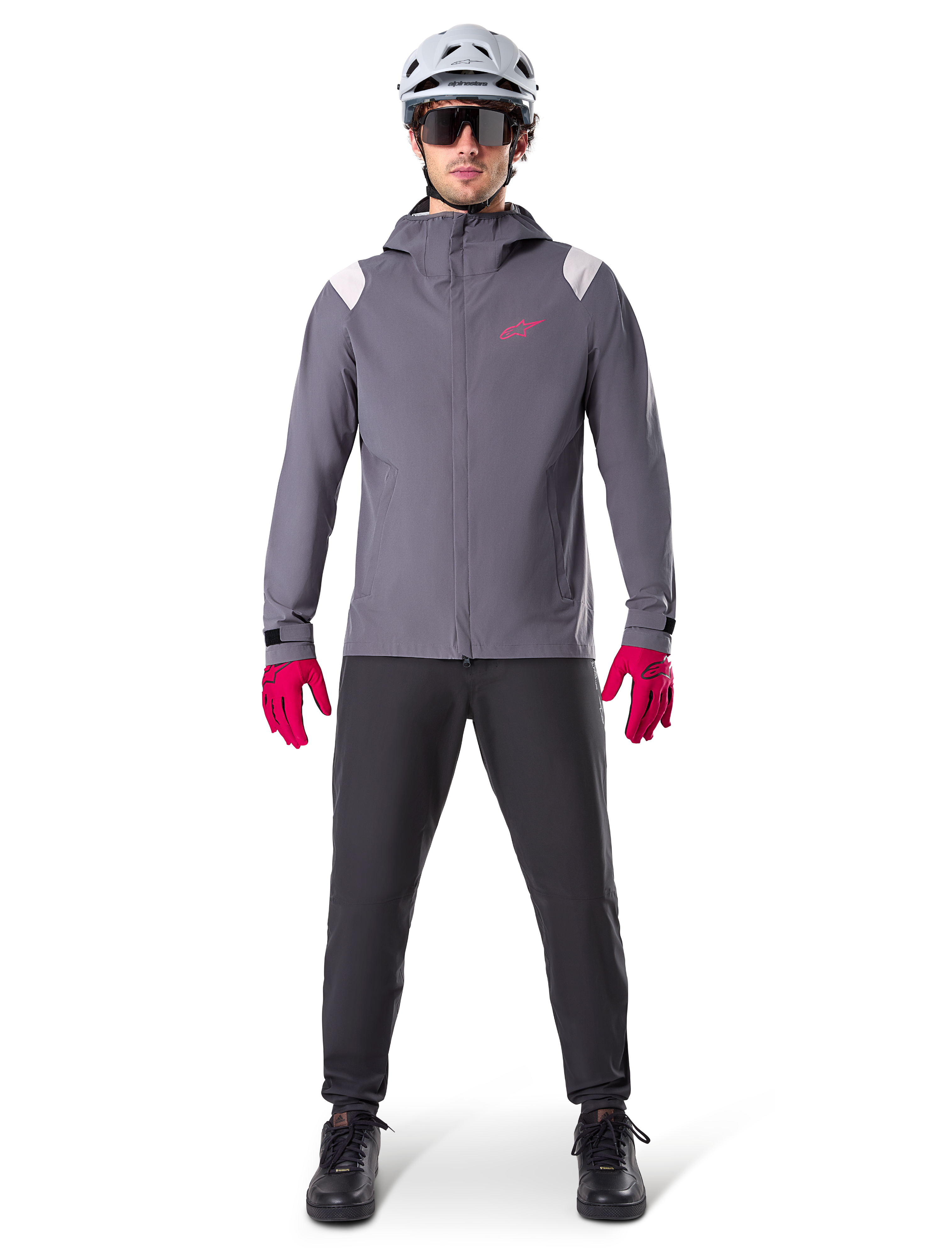 Alpinestars A-Dura Rain Jacket, chaqueta de ciclismo de montaña, gris titanio oscuro con logotipo rosa, combinada con casco de MTB gris y guantes rosa intenso, diseño de membrana protectora de 2,5 capas para ciclismo en climas húmedos