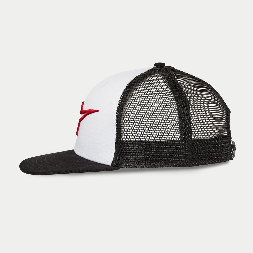Gorra Trucker Corp de Alpinestars, vista lateral, blanca y negra, logotipo bordado en 3D de color rojo en el lateral, parte trasera de malla negra con visera plana negra, corona estructurada para ropa deportiva casual