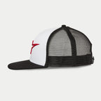 Gorra Trucker Corp de Alpinestars, vista lateral, blanca y negra, logotipo bordado en 3D de color rojo en el lateral, parte trasera de malla negra con visera plana negra, corona estructurada para ropa deportiva casual