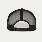 Gorra Alpinestars Corp Trucker, blanca y negra, vista trasera con paneles de malla transpirable negra, cierre snapback ajustable, pequeño logotipo de Alpinestars en la etiqueta trasera, accesorio casual inspirado en el automovilismo