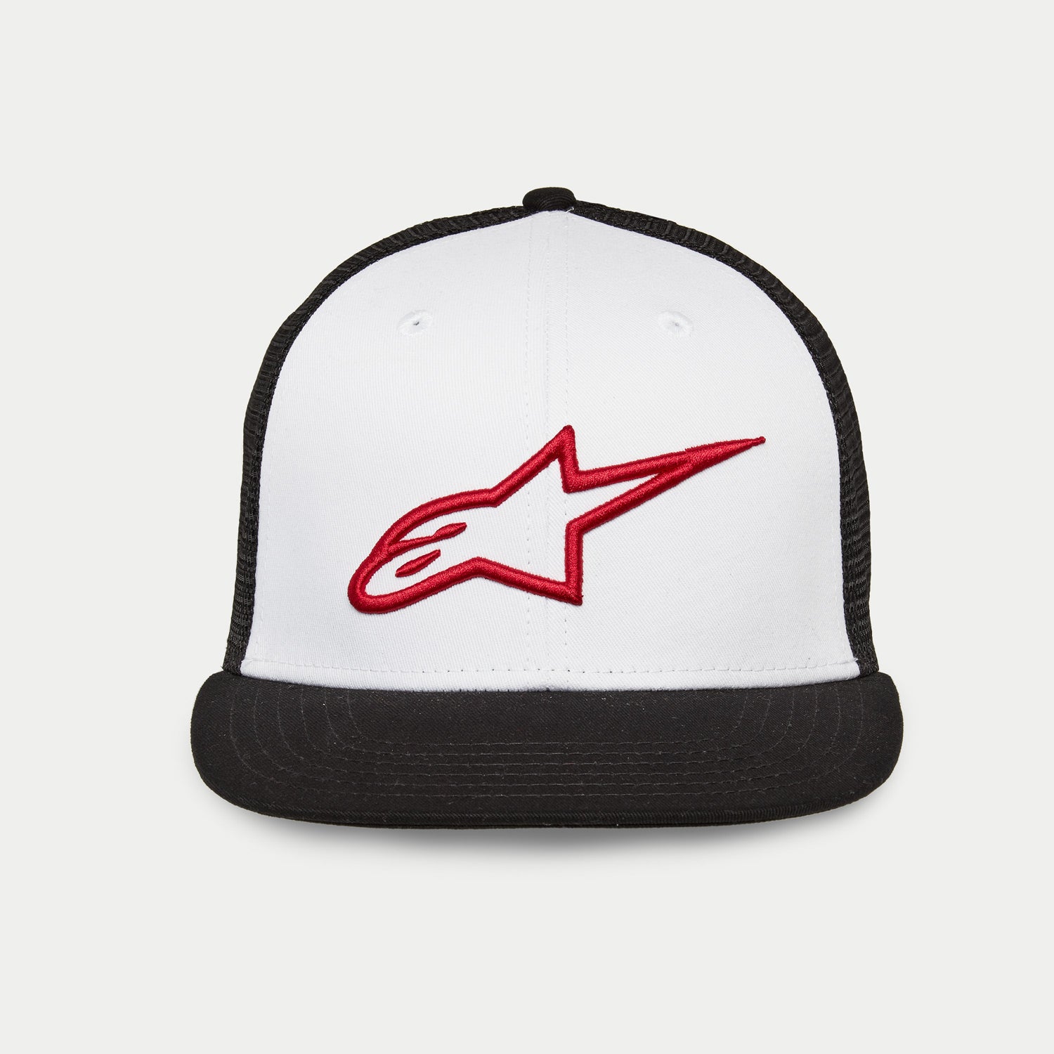 Gorra Trucker Alpinestars Corp, gorra de visera plana con corona estructurada, panel frontal blanco con malla trasera negra y visera negra, logotipo de Alpinestars bordado en 3D en rojo, gorra casual de estilo motorsport