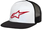 Gorra Alpinestars Corp Trucker, panel frontal blanco con visera plana negra y malla trasera negra, con logotipo de estrella Alpinestars bordado en 3D en color rojo, estilo casual de automovilismo y streetwear
