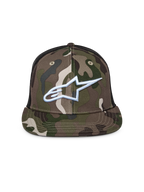 Gorra Alpinestars Corp Trucker, camuflaje verde y negro, gorra de visera plana con parte trasera de malla, con el logo de Alpinestars bordado en blanco en la parte frontal, estilo casual motorsport streetwear