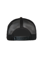Gorra Alpinestars Corp Trucker, gorra casual tipo trucker, camuflaje verde y negro, vista trasera con paneles de malla negra y cierre ajustable a presión, pequeña etiqueta con logo tejido, diseño clásico inspirado en el automovilismo