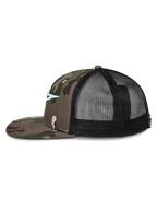 Gorra Alpinestars Corp Trucker, perfil lateral, frontal de sarga en camuflaje verde y visera plana, parte trasera de malla negra, logotipo Astars bordado en blanco, ropa urbana casual de estilo motorsport