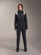 Chaqueta para la lluvia Alpinestars Stella A-Dura, chaqueta de MTB para mujer, negra con detalles en gris claro en los hombros y logotipo blanco, usada con pantalones y calzado negros a juego, con capucha y puños ajustables, diseñada para ciclismo de montaña en senderos