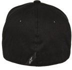 Gorra Alpinestars Corp Shift 2 de visera curva, color negro, vista trasera con pequeño logotipo Astars blanco en etiqueta de ante diagonal, accesorio casual Flexfit inspirado en el motorsport