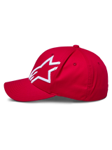 Gorra Alpinestars Corp Shift 2 de visera curva, roja, con logotipo de Alpinestars bordado en 3D en blanco en el panel izquierdo, vista lateral, corona estructurada y visera curva, accesorio casual inspirado en el automovilismo