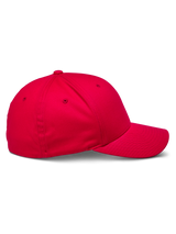 Alpinestars Corp Shift 2 Curved Brim Cap, roja, vista de perfil lateral que muestra una corona estructurada y visera curva, tejido de sarga elástica, accesorio para la cabeza casual inspirado en el automovilismo
