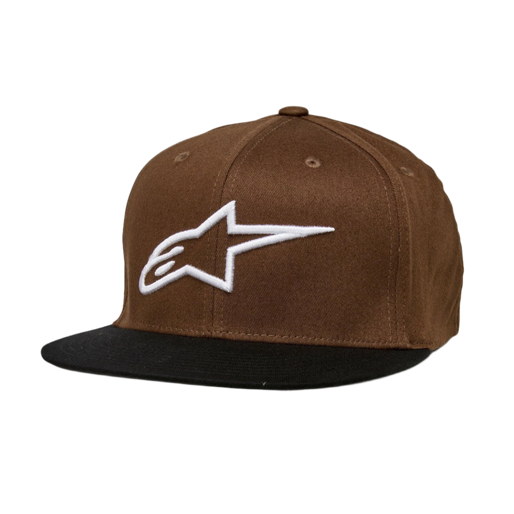 Gorra Alpinestars Ageless Flatbill, marrón y negra, gorra de visera plana con corona estructurada, logotipo de Alpinestars bordado en blanco en la parte delantera, accesorio de cabeza casual estilo motorsport