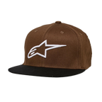 Gorra Alpinestars Ageless Flatbill, marrón y negra, gorra de visera plana con corona estructurada, logotipo de Alpinestars bordado en blanco en la parte delantera, accesorio de cabeza casual estilo motorsport