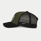 Gorra Snapback Flag de Alpinestars en Military Black, vista de perfil lateral, panel frontal verde oliva con visera curvada negra y parte trasera de malla negra, logotipo bordado en blanco en el lateral, accesorio de cabeza casual inspirado en el automovilismo