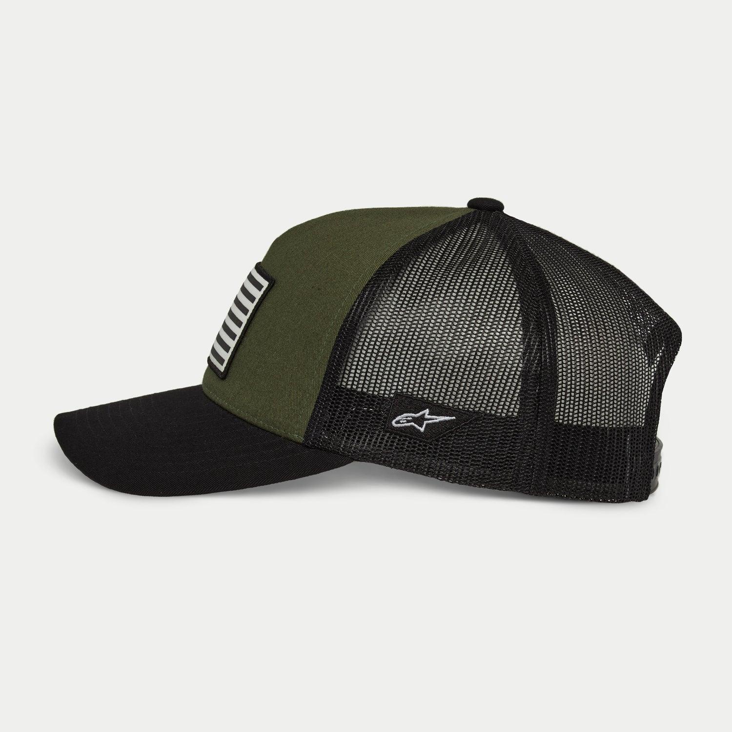 Gorra Snapback Flag de Alpinestars en Military Black, vista de perfil lateral, panel frontal verde oliva con visera curvada negra y parte trasera de malla negra, logotipo bordado en blanco en el lateral, accesorio de cabeza casual inspirado en el automovilismo