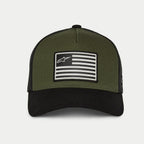 Gorra Snapback Flag de Alpinestars en Military Black, con una vista frontal de la copa estructurada en verde oliva, visera curva negra y parte trasera de malla negra con un parche central de bandera en blanco y negro con el logotipo de Alpinestars.