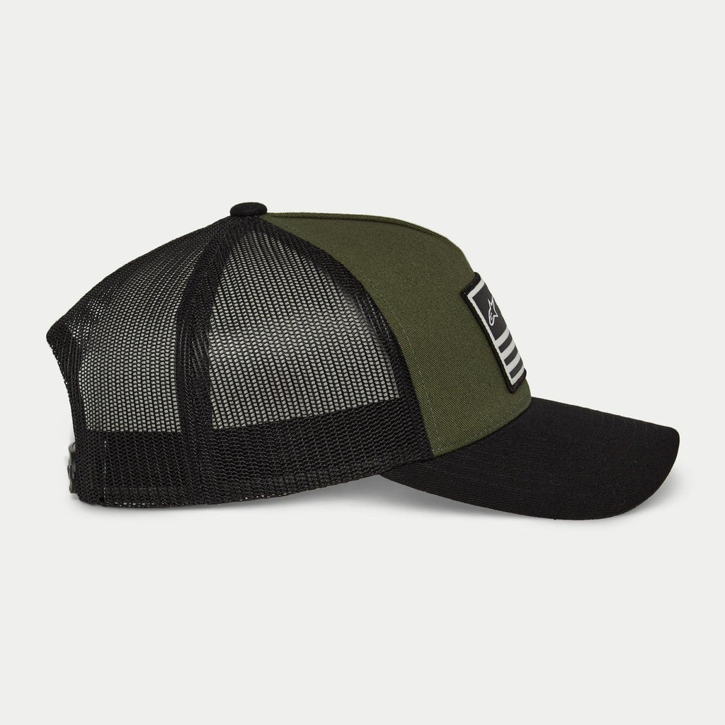 Gorra Snapback Flag de Alpinestars, verde militar y negro, vista de perfil lateral con visera curvada y paneles traseros de malla negra, parche rectangular frontal con logo blanco y rayas, accesorio casual inspirado en el automovilismo