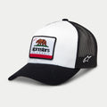 Gorra Alpinestars Cali 2.0, gorra tipo trucker, blanca y negra, con parche tejido del oso de California y marca Alpinestars, copa estructurada, visera curvada negra y parte trasera de malla, accesorio casual de estilo motorsport