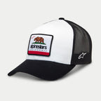 Gorra Alpinestars Cali 2.0, gorra tipo trucker, blanca y negra, con parche tejido del oso de California y marca Alpinestars, copa estructurada, visera curvada negra y parte trasera de malla, accesorio casual de estilo motorsport