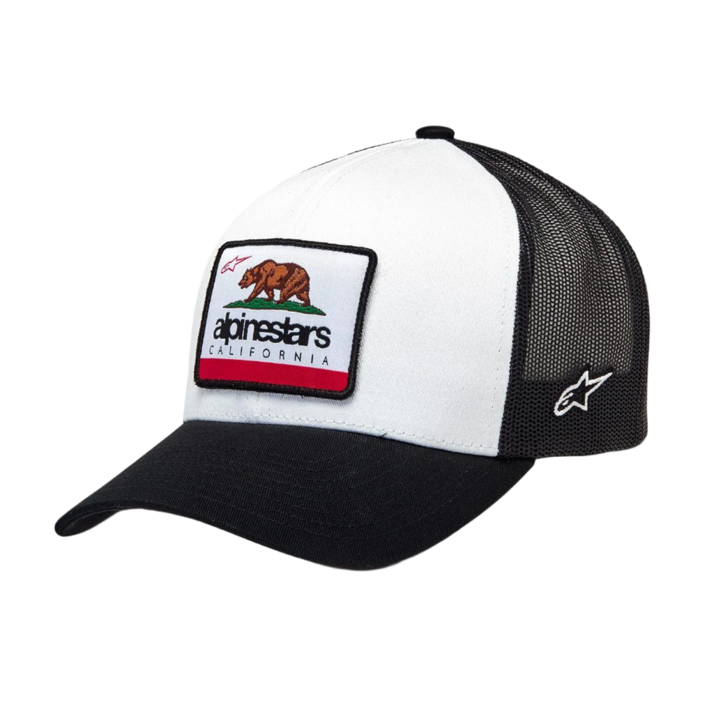 Gorra Alpinestars Cali 2.0, gorra tipo trucker blanca y negra, visera curvada con copa estructurada, parche tejido del oso de California con marca Alpinestars, parte trasera de malla de poliéster negra, estilo motorsport casual