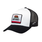 Gorra Alpinestars Cali 2.0, gorra tipo trucker blanca y negra, visera curvada con copa estructurada, parche tejido del oso de California con marca Alpinestars, parte trasera de malla de poliéster negra, estilo motorsport casual