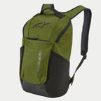 Mochila Alpinestars Defcon V2, verde militar, mochila diaria compacta con logotipo en negro, con paneles en contraste, bolsillo frontal con cremallera, bolsillos laterales de malla y tirantes de malla transpirable