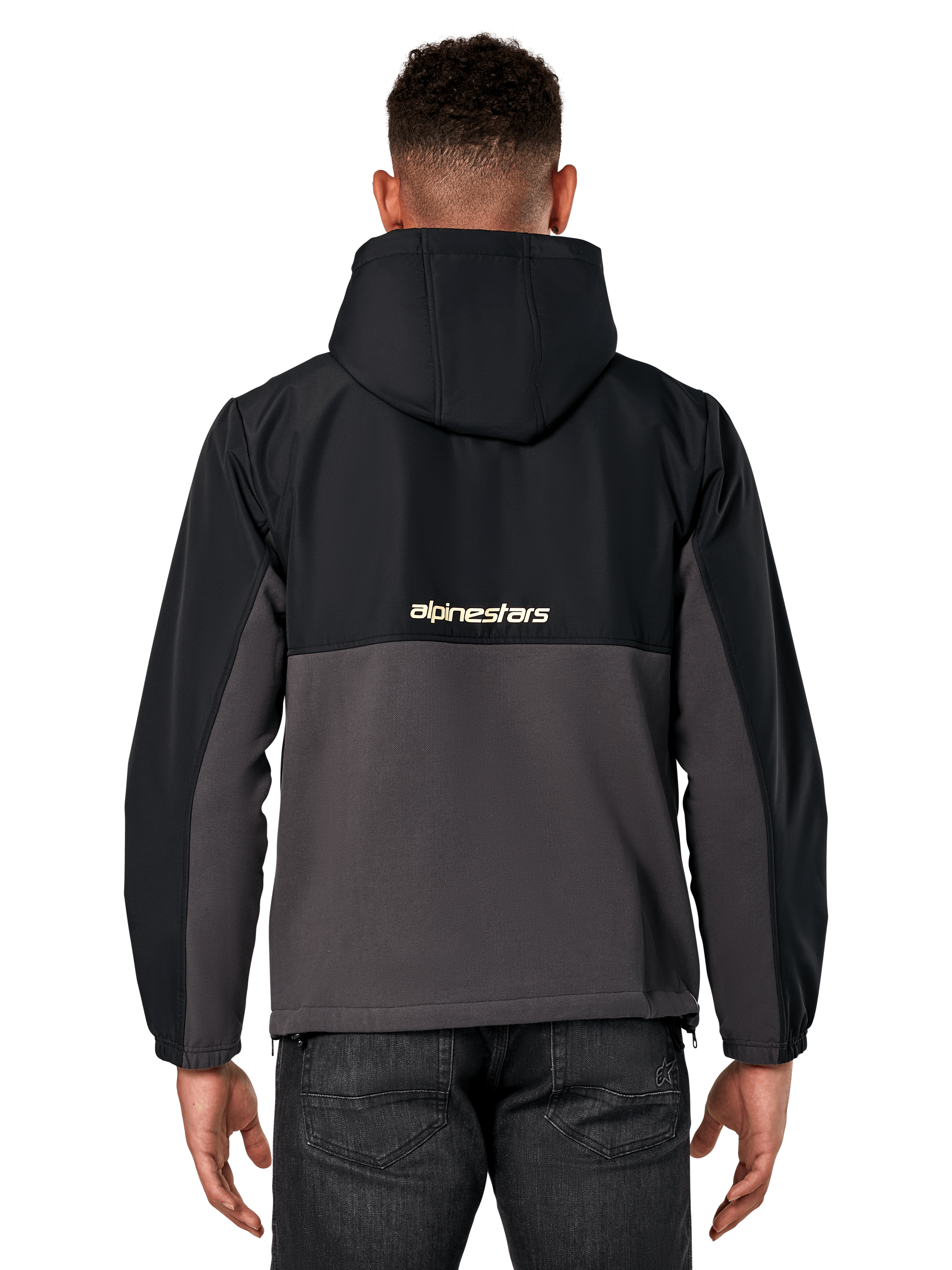 Chaqueta híbrida Alpinestars Juncture, vista posterior, negro y gunmetal, anorak deportivo casual de material mixto, parte superior de ripstop y parte inferior de forro polar de lona, logotipo de Alpinestars en la espalda, usado con pantalones oscuros