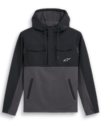 Alpinestars Juncture Hybrid Jacket, anorak con capucha, negro gunmetal, diseño de materiales mixtos con revestimiento de ripstop en el canesú y la capucha, cuerpo de forro polar de lona, bolsillos con solapa en el pecho, bolsillos inferiores de ojal, pequeño logotipo de estrella blanco, chaqueta casual inspirada en el automovilismo