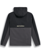 Chaqueta Híbrida Juncture de Alpinestars, vista posterior, negro y gunmetal, anorak de material mixto con canesú y capucha de ripstop, presenta el logotipo 'alpinestars' en el centro de la espalda, estilo streetwear casual de motorsport