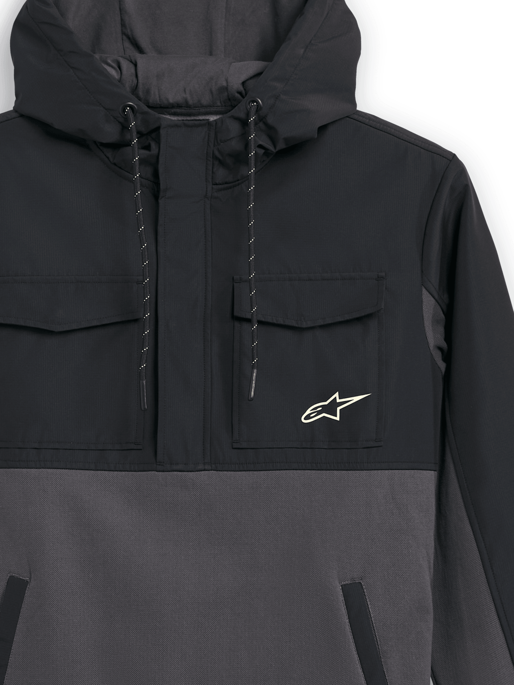 Chaqueta Alpinestars Juncture Hybrid, negro y gunmetal, vista de cerca del frontal, anorak de material mixto con bolsillos de ripstop en el pecho y cuerpo de forro polar de lona, logotipo de estrella de Alpinestars en el pecho, capucha con cordones, estilo urbano casual de motorsport