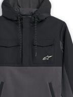 Chaqueta Alpinestars Juncture Hybrid, negro y gunmetal, vista de cerca del frontal, anorak de material mixto con bolsillos de ripstop en el pecho y cuerpo de forro polar de lona, logotipo de estrella de Alpinestars en el pecho, capucha con cordones, estilo urbano casual de motorsport