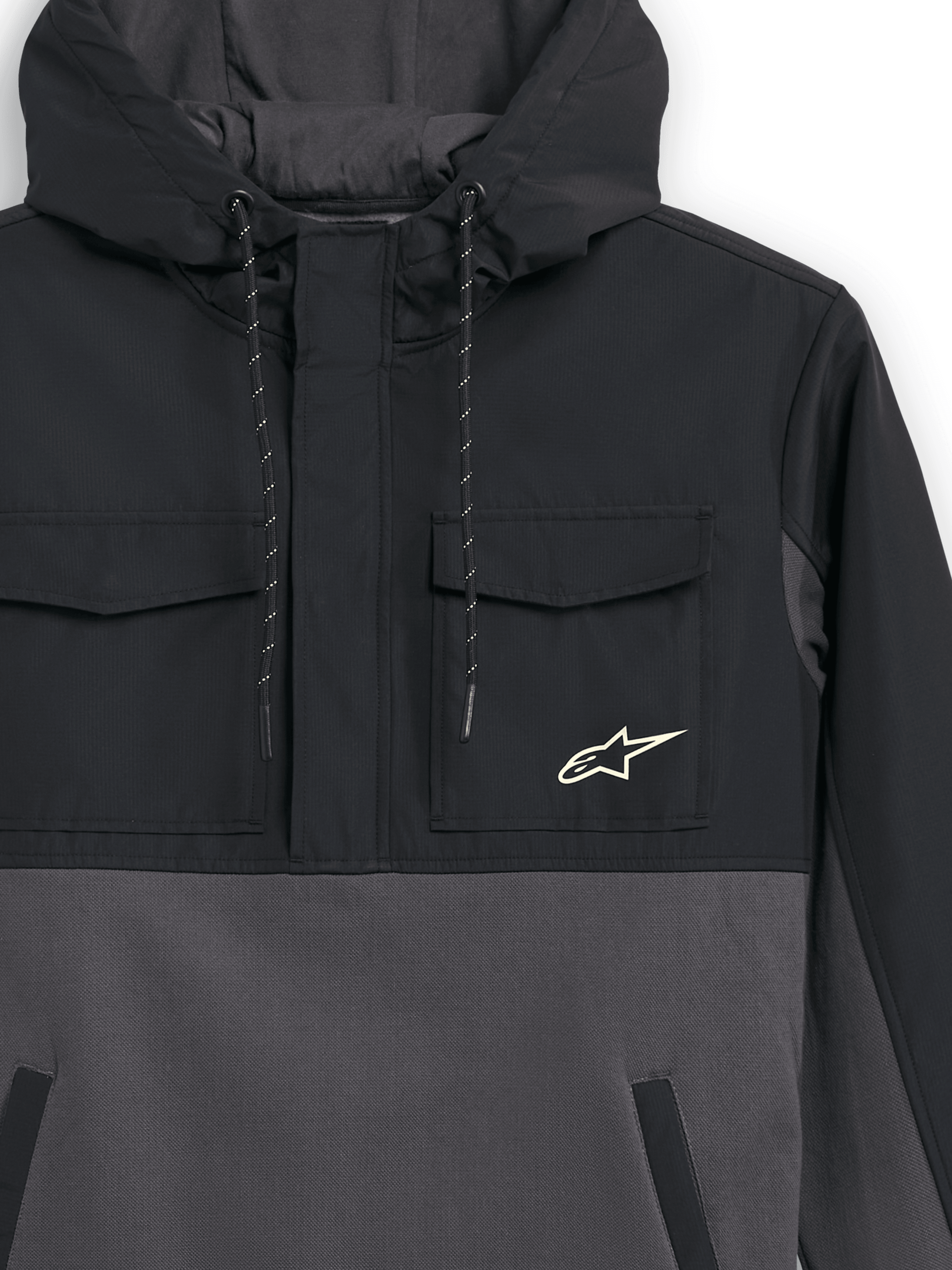 Chaqueta Alpinestars Juncture Hybrid, negro y gunmetal, vista de cerca del frontal, anorak de material mixto con bolsillos de ripstop en el pecho y cuerpo de forro polar de lona, logotipo de estrella de Alpinestars en el pecho, capucha con cordones, estilo urbano casual de motorsport