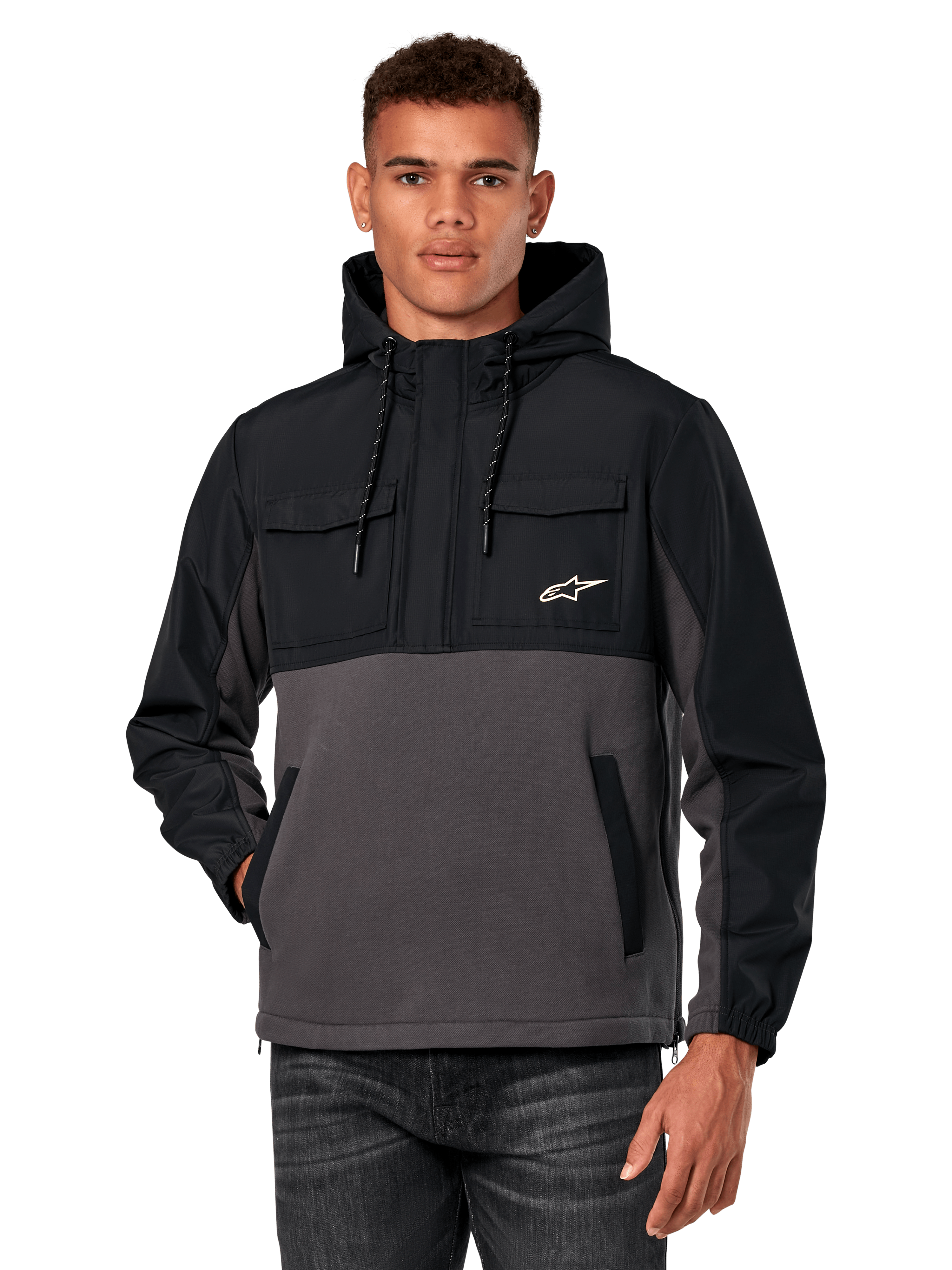 Alpinestars Juncture Hybrid Jacket, chaqueta anorak con capucha para hombre, en negro y gris plomo, diseño bicolor con capas de ripstop y forro polar de lona, con bolsillos en el pecho con logo de estrella blanco y capucha ajustable, estilo urbano inspirado en el automovilismo