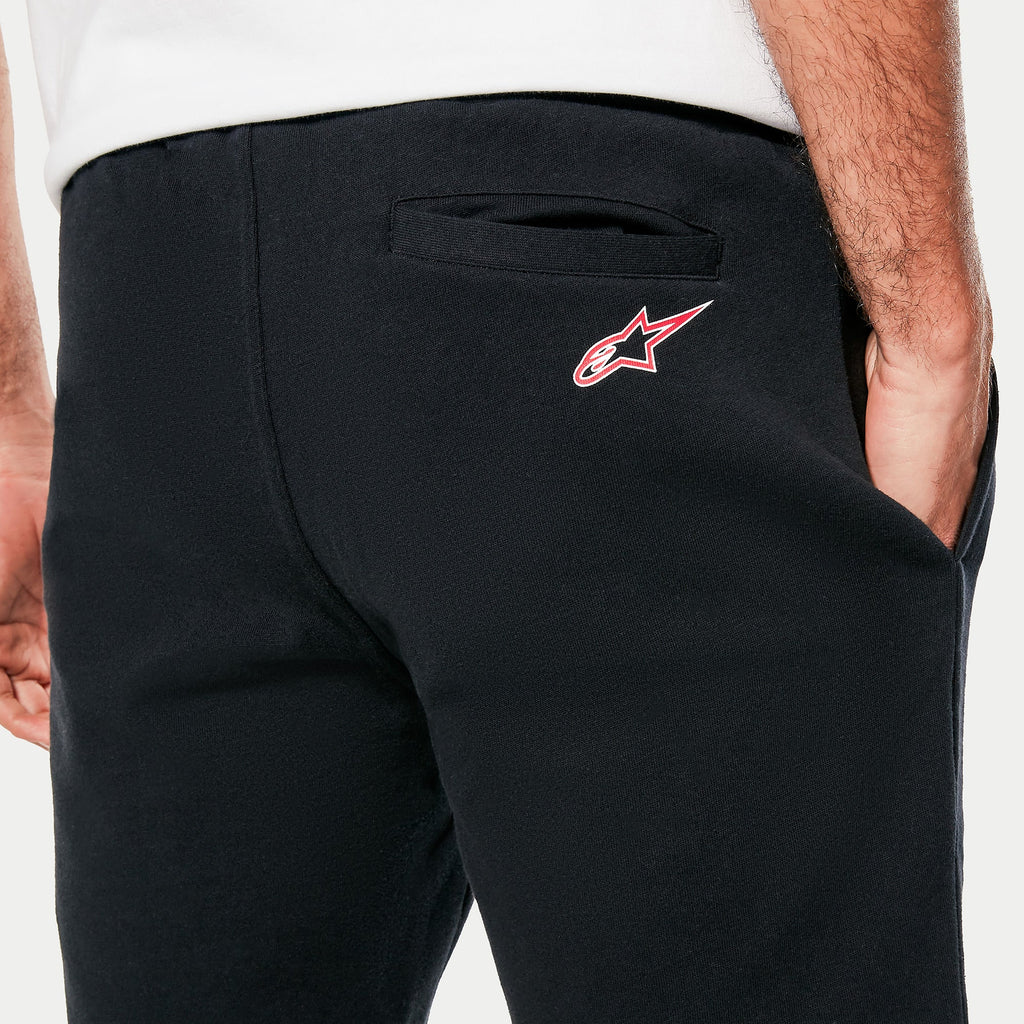 Alpinestars Dunker Short, detalle de short de entrenamiento negro para hombre, primer plano del bolsillo trasero de ribete y el logotipo Ageless en la cadera, confeccionado en forro polar cómodo