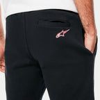 Alpinestars Dunker Short, detalle de short de entrenamiento negro para hombre, primer plano del bolsillo trasero de ribete y el logotipo Ageless en la cadera, confeccionado en forro polar cómodo