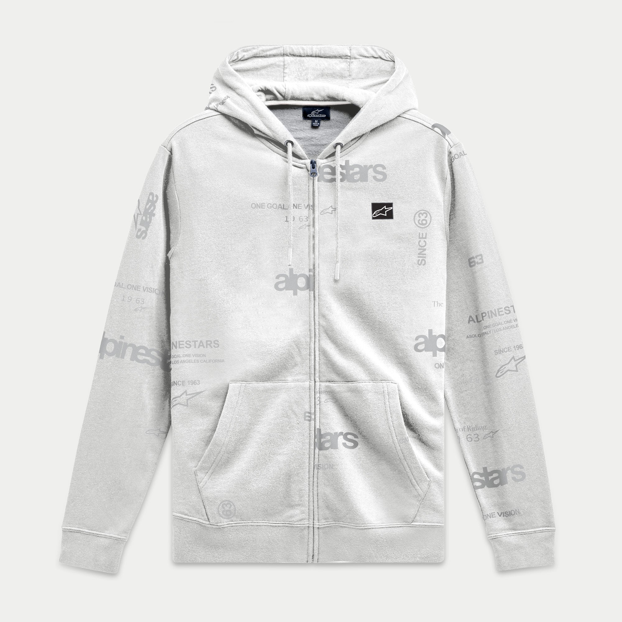Sudadera con capucha Plenitude de Alpinestars, forro polar con cremallera frontal, color blanco roto con estampado integral de logotipos en gris, parche negro con el logotipo Ageless en el pecho, bolsillos tipo canguro y capucha con cordón, ropa urbana casual inspirada en el motorsport
