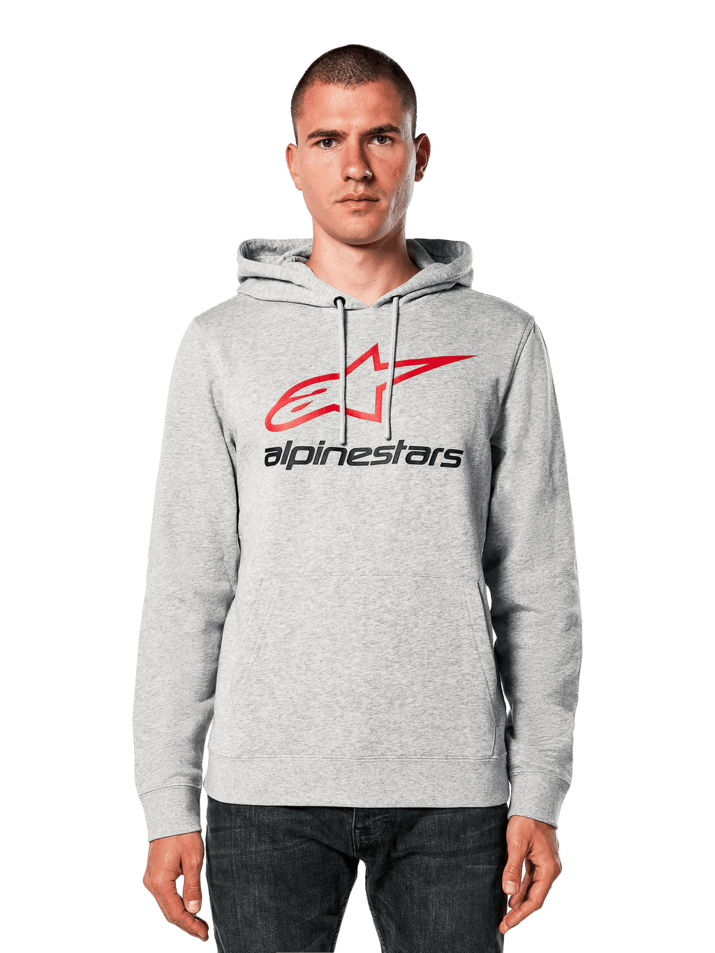 Alpinestars Always V3 Hoodie, gris claro jaspeado con logotipo de estrella en rojo y negro, lucida por un modelo, estilo urbano casual, capucha con cordones, bolsillo frontal tipo canguro, diseño con herencia del automovilismo
