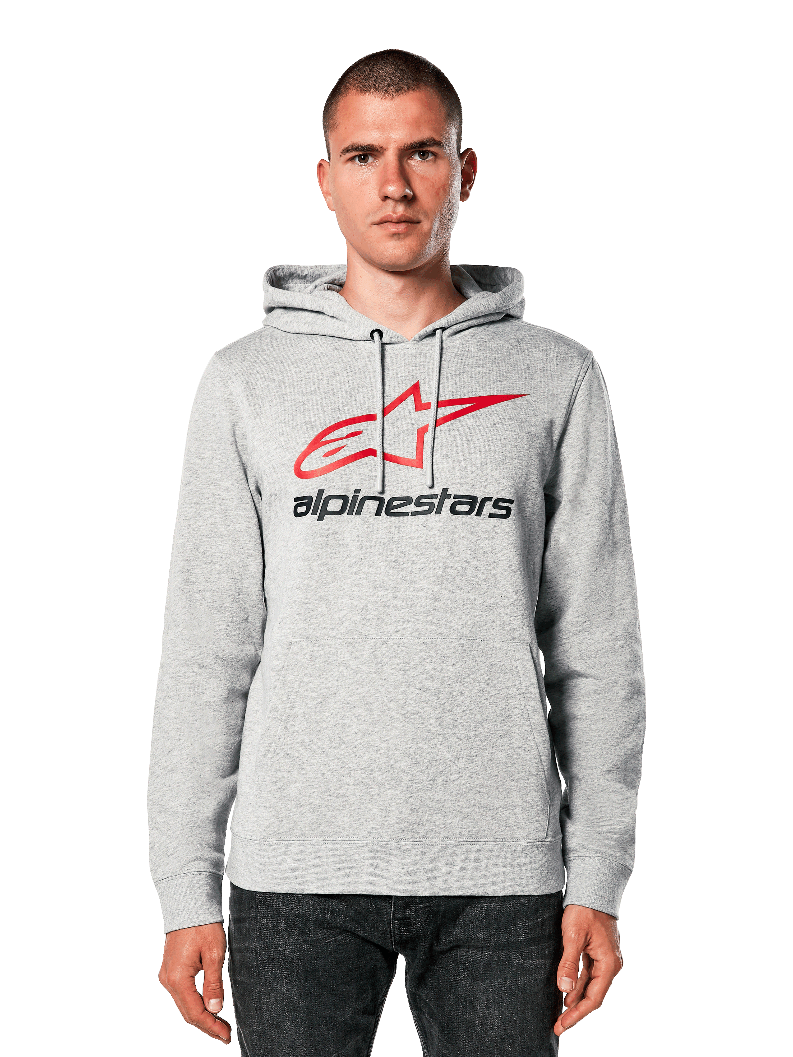 Alpinestars Always V3 Hoodie, gris claro jaspeado con logotipo de estrella en rojo y negro, lucida por un modelo, estilo urbano casual, capucha con cordones, bolsillo frontal tipo canguro, diseño con herencia del automovilismo
