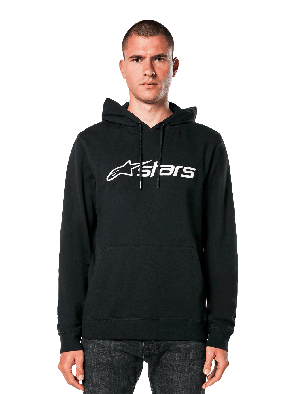 Sudadera con capucha Alpinestars Blaze V3, negra con logotipo blanco, estilo casual urbano, con bolsillo de canguro delantero y capucha con cordón, lucida por un hombre, diseño moderno inspirado en el motor