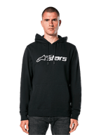 Sudadera con capucha Alpinestars Blaze V3, negra con logotipo blanco, estilo casual urbano, con bolsillo de canguro delantero y capucha con cordón, lucida por un hombre, diseño moderno inspirado en el motor