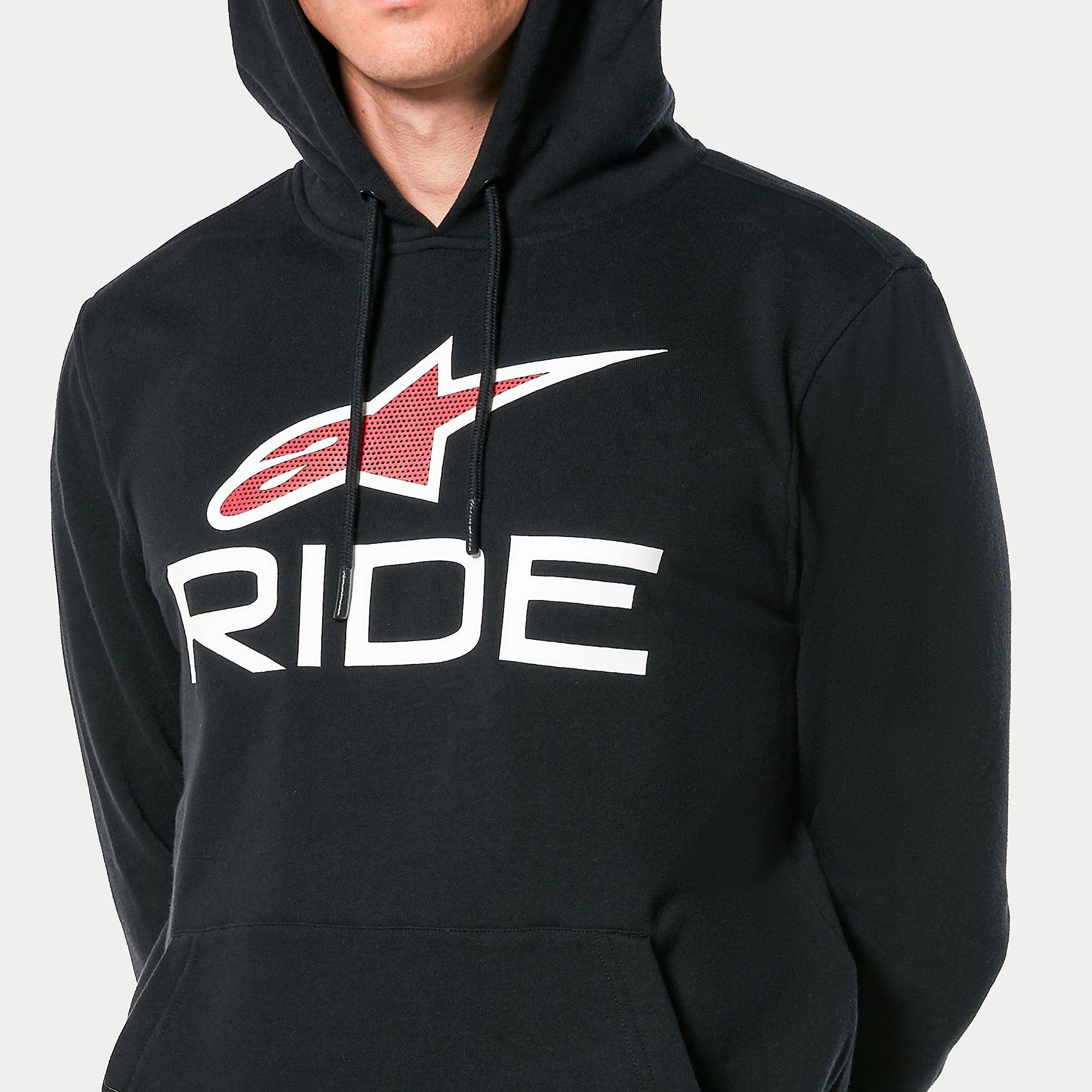 Sudadera con capucha Alpinestars Ride 4.0, forro polar negro, con texto 'RIDE' blanco y logotipo Alpinestars rojo con impresión perforada en el pecho, estilo urbano casual de automovilismo con capucha con cordón ajustable