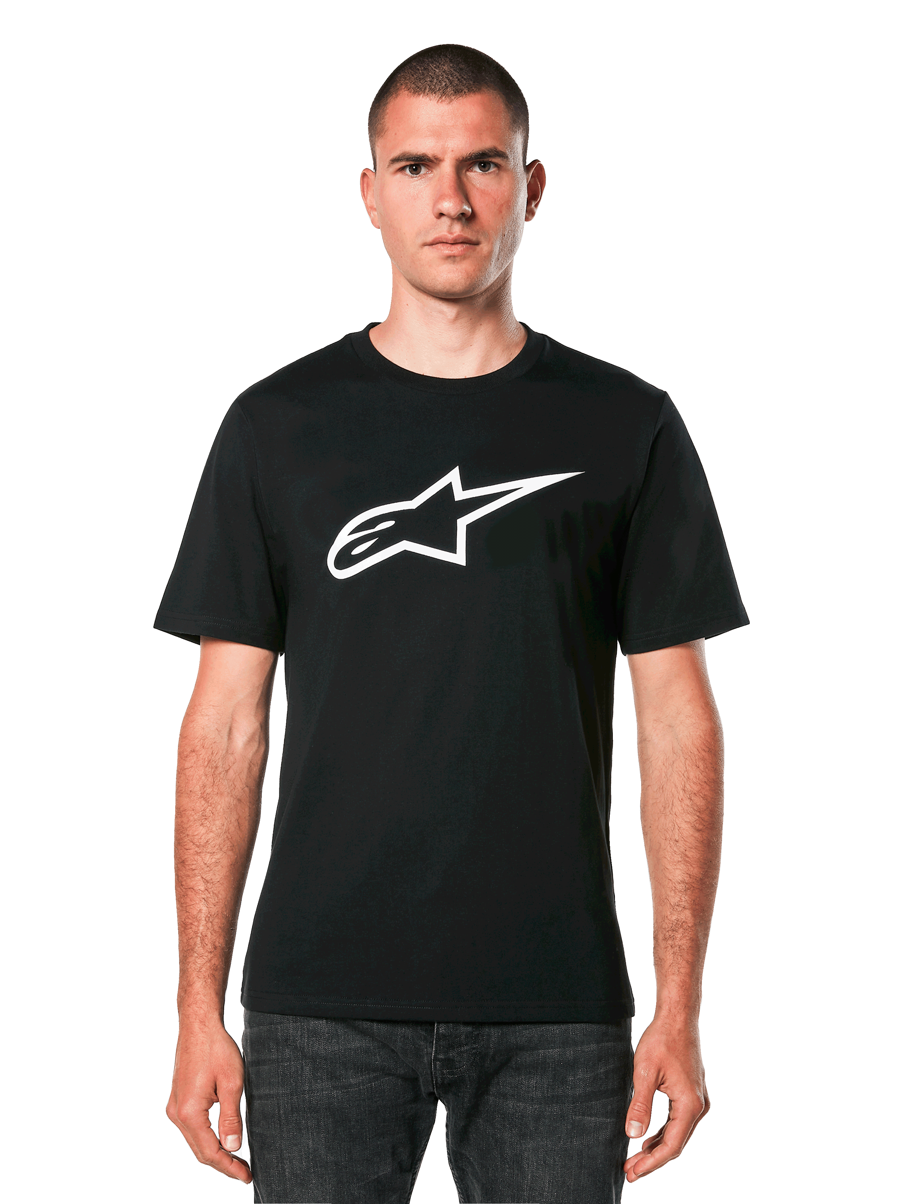 Alpinestars Ageless 2.0 CSF Tee, camiseta negra de manga corta, logotipo blanco de la estrella Alpinestars, lucida por un modelo con vaqueros oscuros, estilo casual de ropa urbana de motorsport