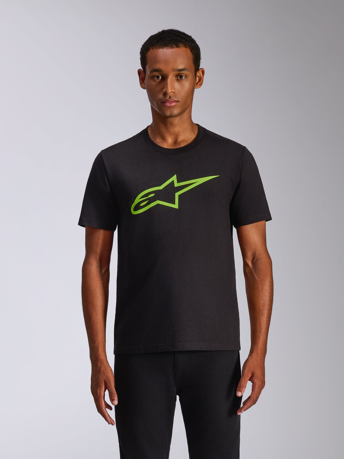 Camiseta Alpinestars Ageless 2.0 CSF, camiseta de manga corta para hombre, color negro con gráfico de casco Alpinestars MX en verde lima, ropa urbana casual estilo motorsport