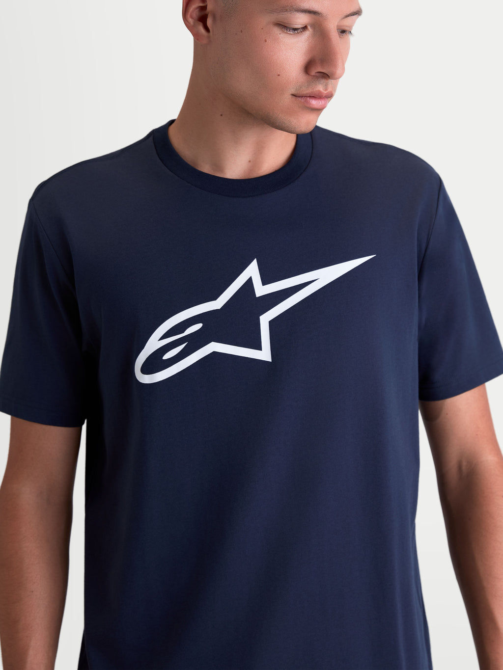 Alpinestars Camiseta Ageless 2.0 CSF, camiseta de mangas cortas para hombre, azul marino con logotipo Ageless blanco en el pecho, mezcla de algodón y poliéster, ajuste cut and sew, ropa deportiva